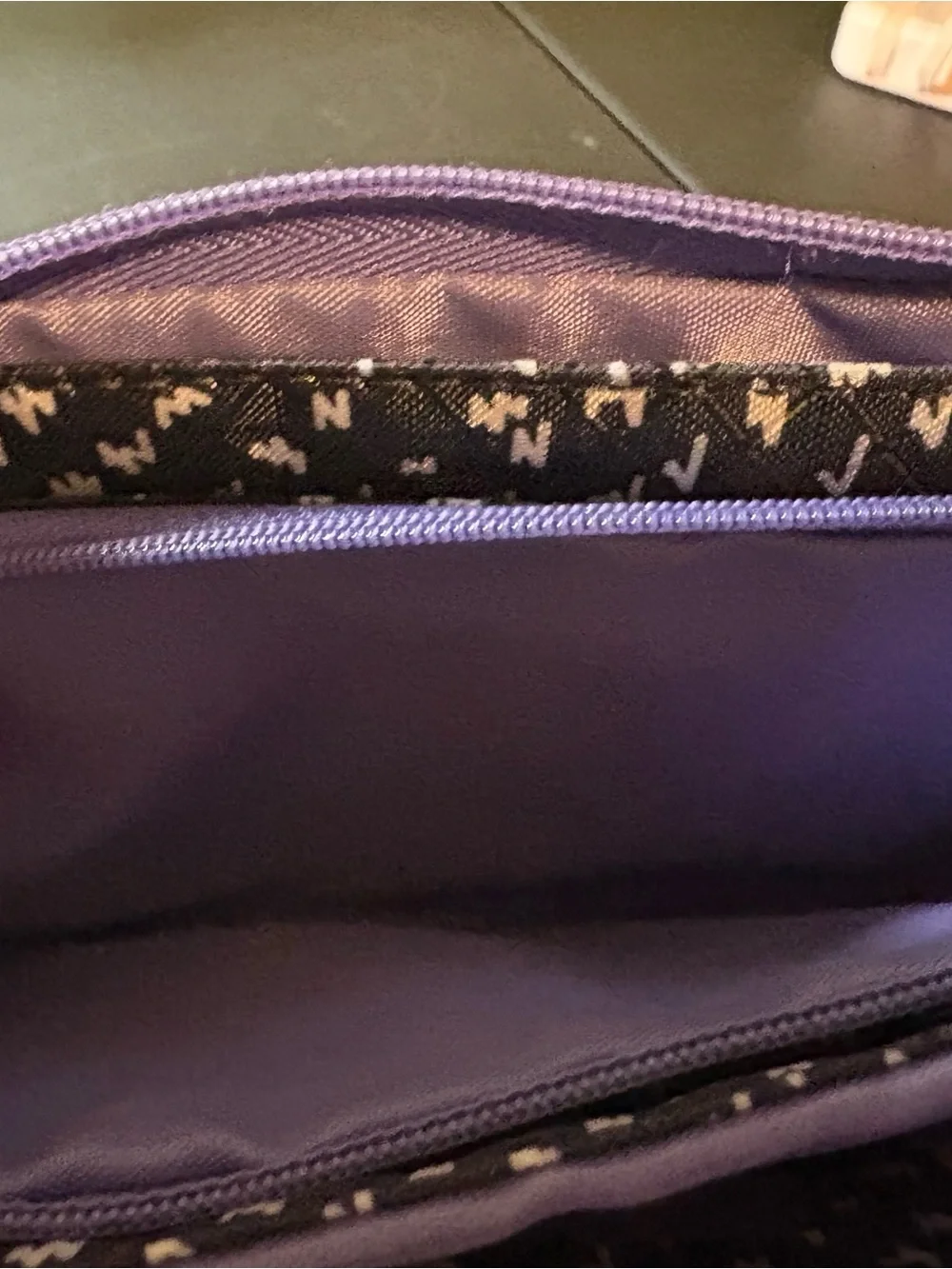 thirty-one Black and White Patterned Zip Wristlet. 5 separate Compartments